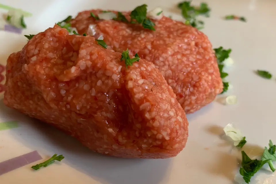 Çiğ köfte with parsley on a plate