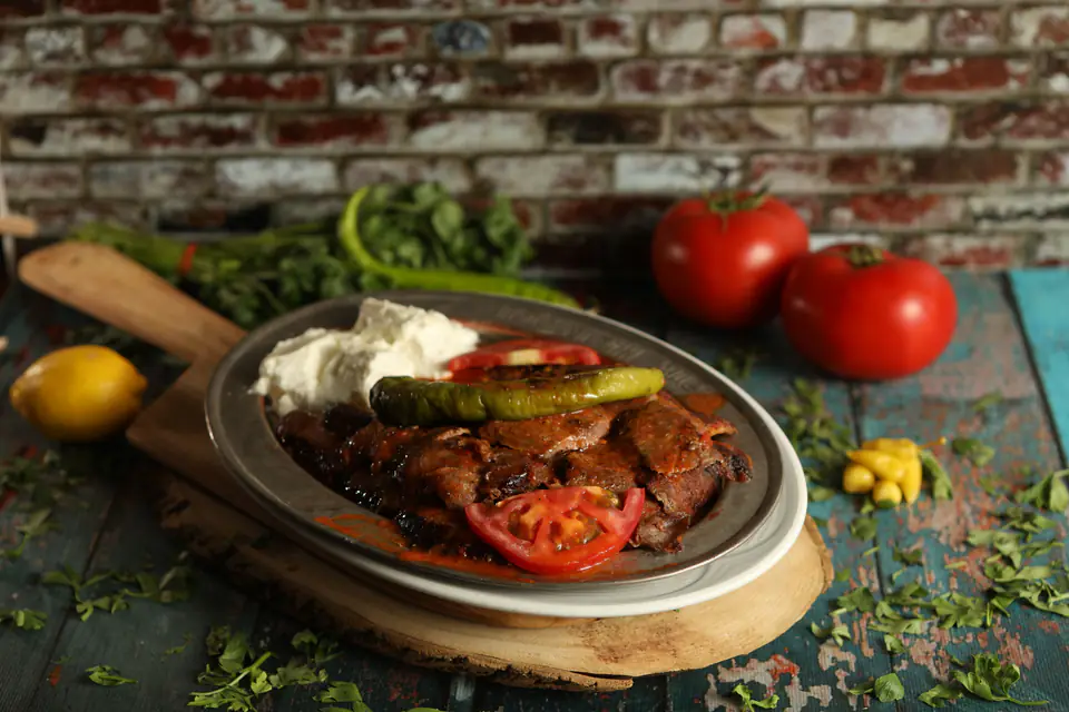 İskender kebab with yogurt, roasted pepper and tomato