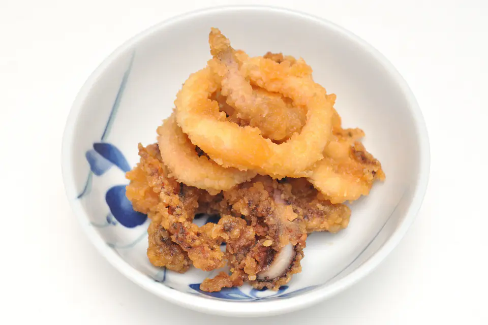 Fried calamari rings in a bowl