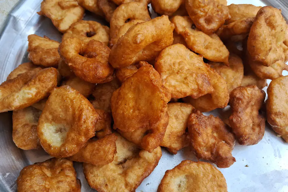 Fried lokma on a tray