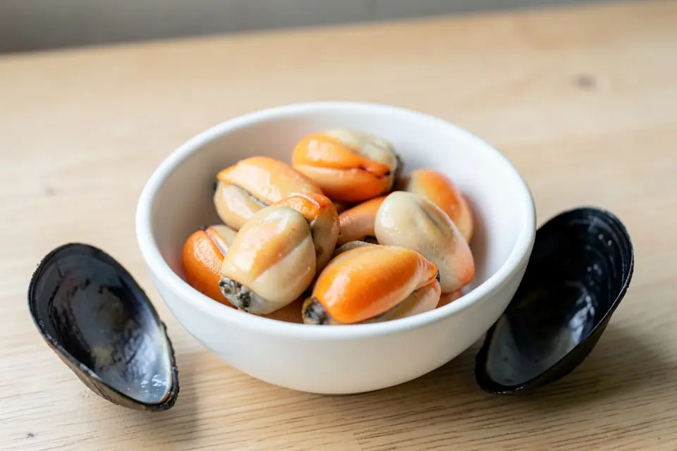Shelled raw mussels in a bowl