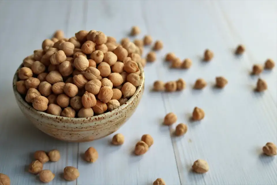 Dried chickpeas in a bowl and on the table