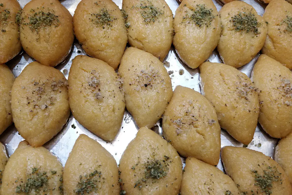 Rows of şekerpare on a tray