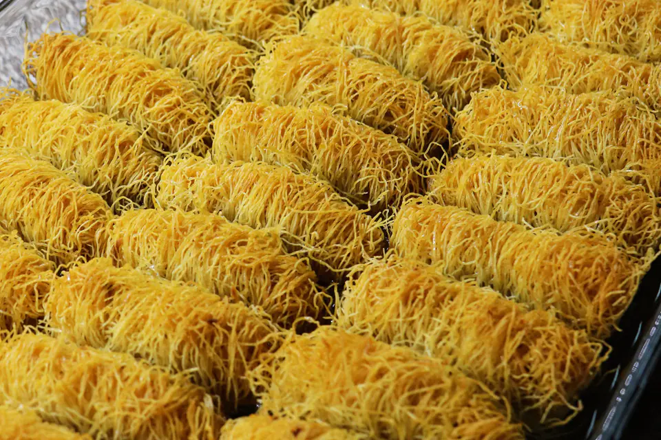 Kadayıf rolls on a tray