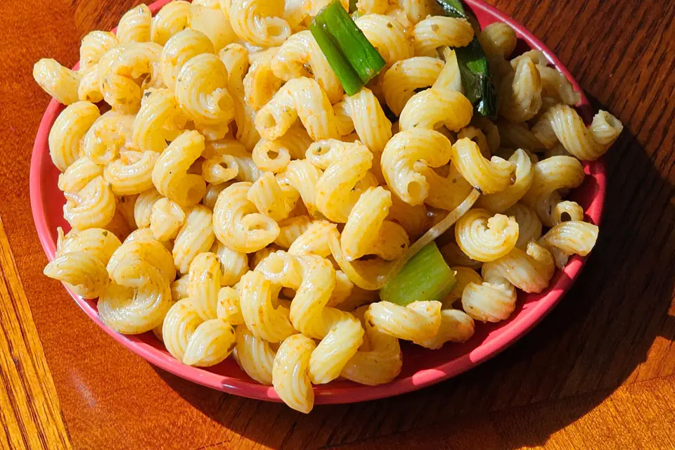 Plain fusilli pasta in a bowl