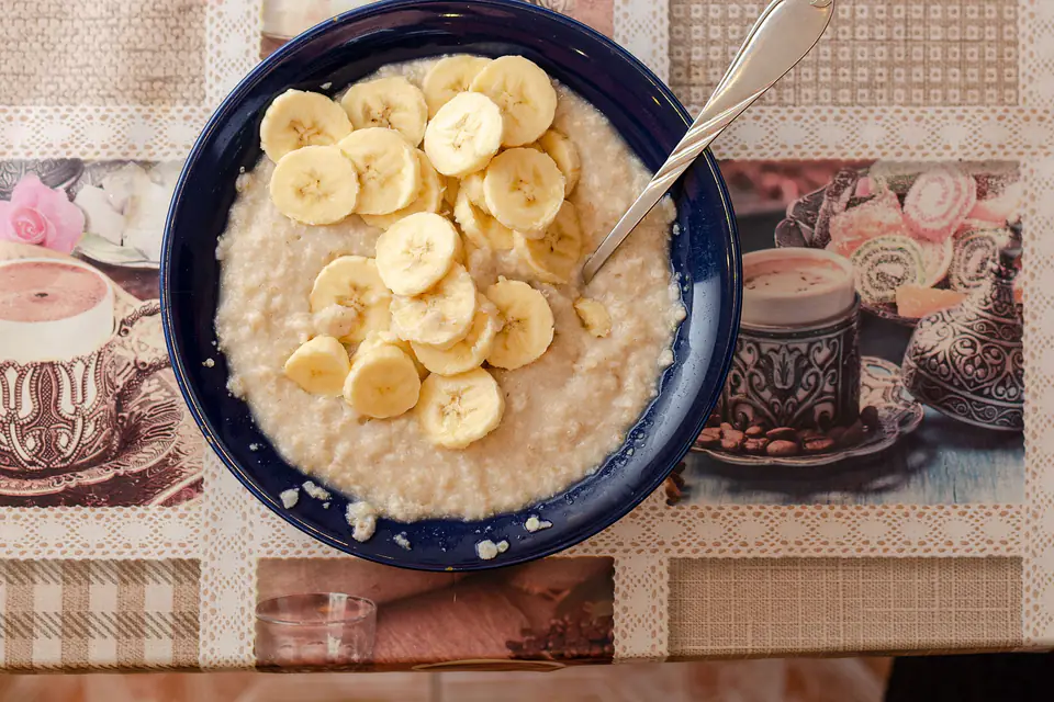 Porridge with banana slices in a bowl