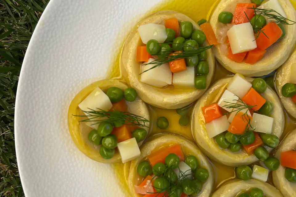 Artichokes in olive oil with peas, carrots and dill